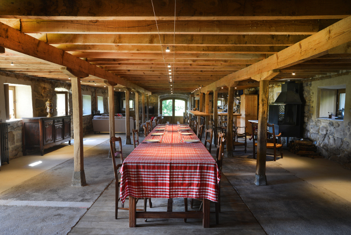 La grande table accueille vos convives pour vos repas de fêtes…