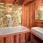 Salle de bain en bois du gîte l'Etable