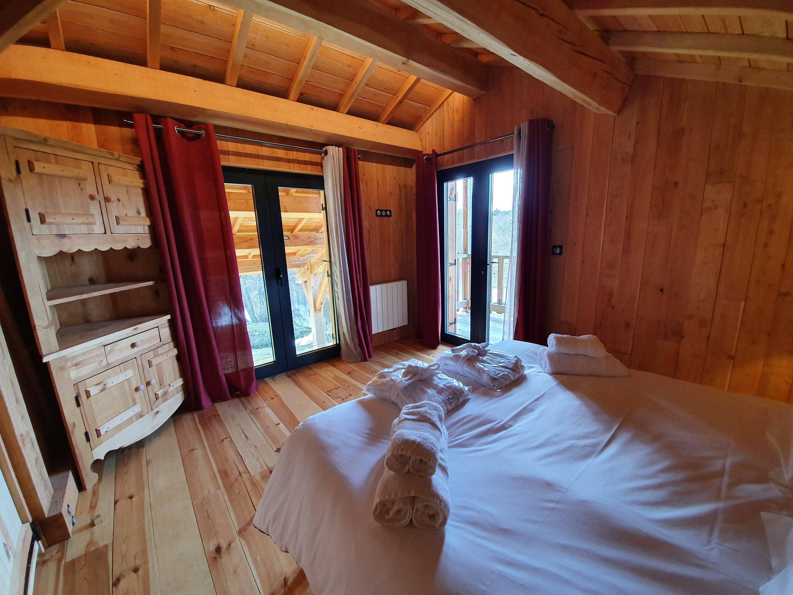 Chambre double avec balcon et vue sur l'étang du chalet