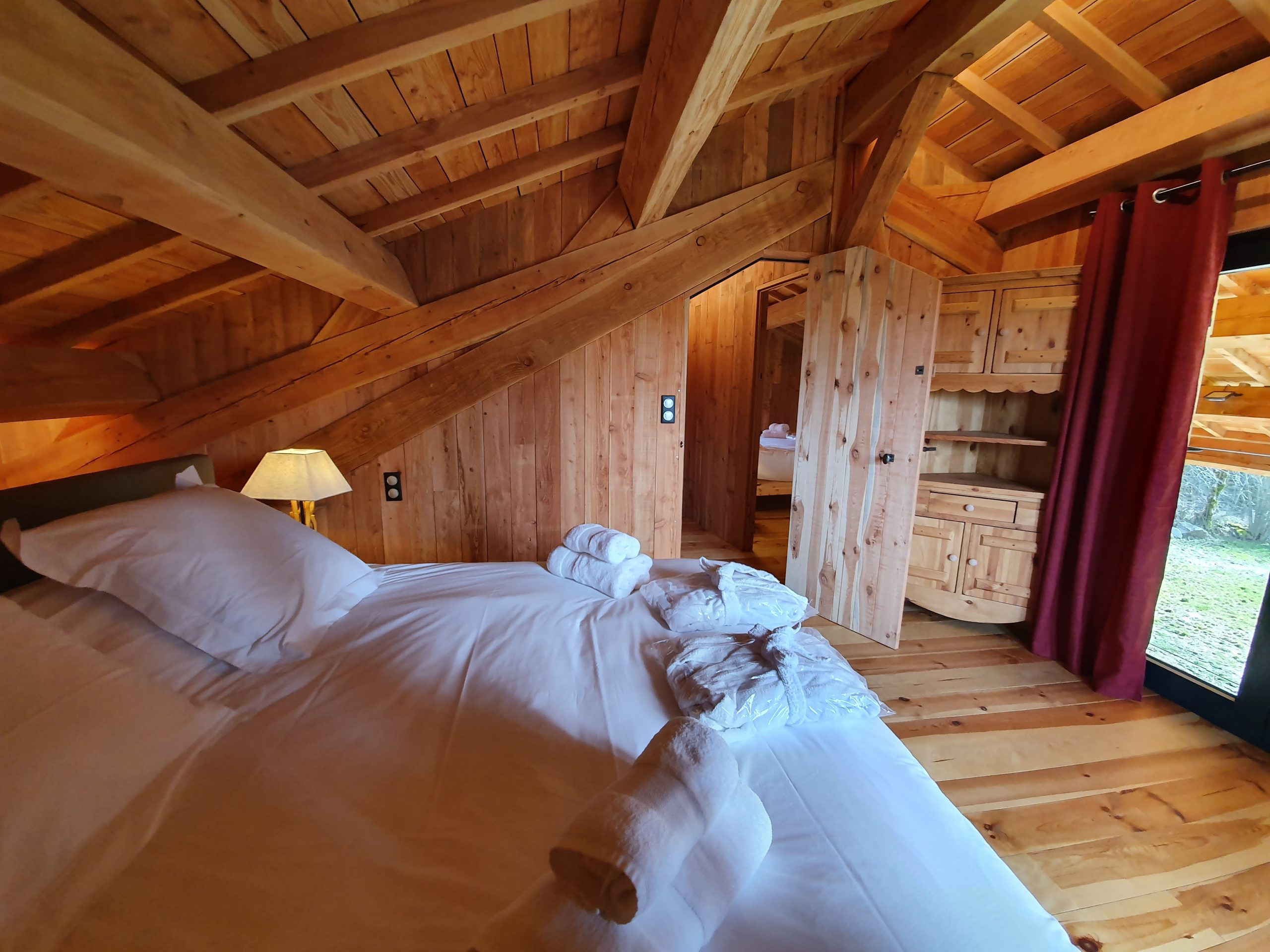 Chambre double donnant sur l'étang avec balcon